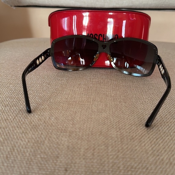 Authentic Moschino pearl trim black sunglasses. Gently used. - Picture 4 of 7